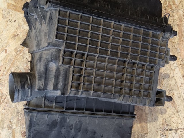 150624 Alfa Romeo GT, 147 1,9 Diesel légszűrőház a képen látható sérüléssel