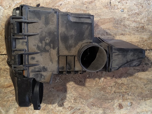 150624 Alfa Romeo GT, 147 1,9 Diesel légszűrőház a képen látható sérüléssel