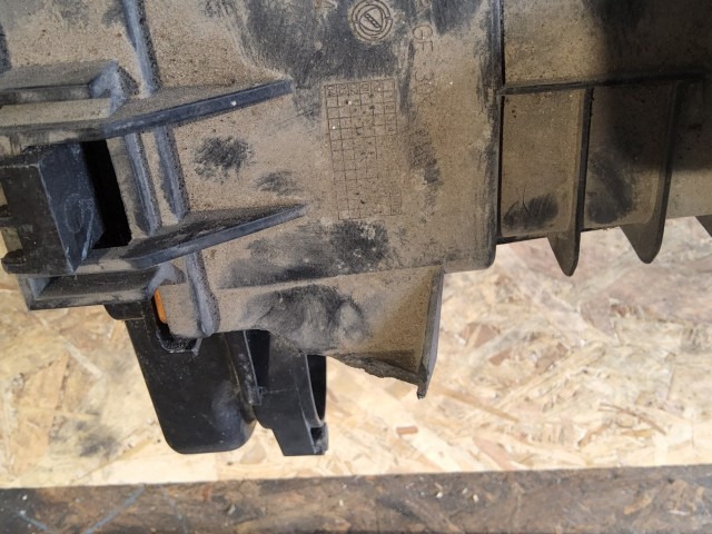 150624 Alfa Romeo GT, 147 1,9 Diesel légszűrőház a képen látható sérüléssel