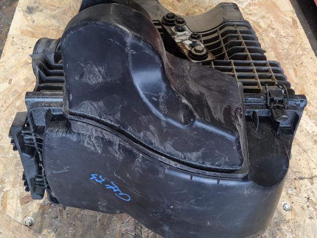 150624 Alfa Romeo GT, 147 1,9 Diesel légszűrőház a képen látható sérüléssel