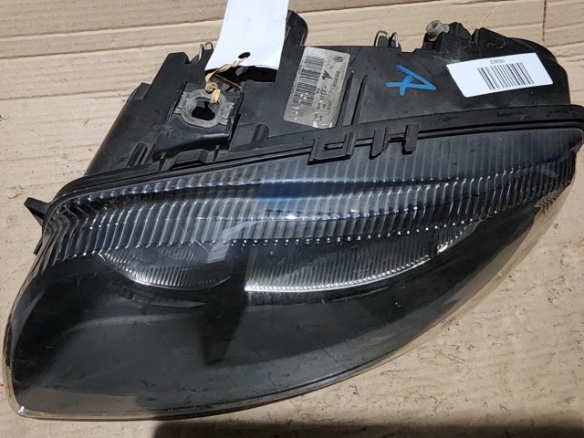 162402 Alfa Romeo GT 2003-2010 bal első Black Line fényszóró, a képen látható sérüléssel, rögzítő fűl törött!!!