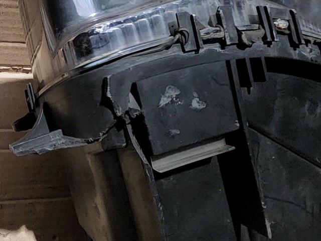 162402 Alfa Romeo GT 2003-2010 bal első Black Line fényszóró, a képen látható sérüléssel, rögzítő fűl törött!!!