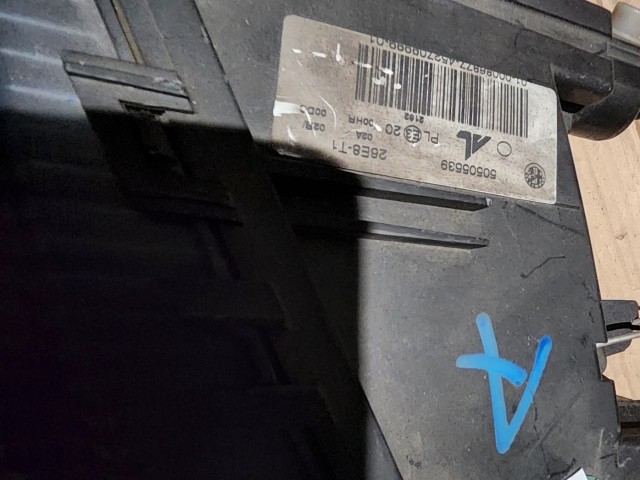 162402 Alfa Romeo GT 2003-2010 bal első Black Line fényszóró, a képen látható sérüléssel, rögzítő fűl törött!!!