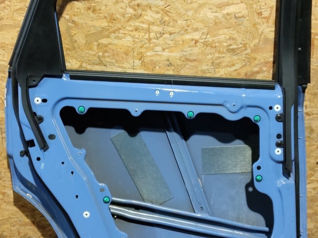 163195 Fiat Freemont 2011-2015 Bal hátsó Kék színű ajtó, a képen látható sérüléssel