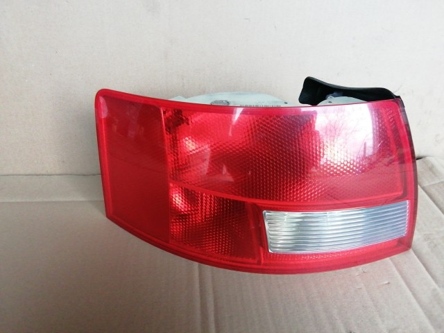 143774 Audi A4 B6 2002-2006 kabrió bal hátsó lámpa , a képen látható sérüléssel!!!!! 157673