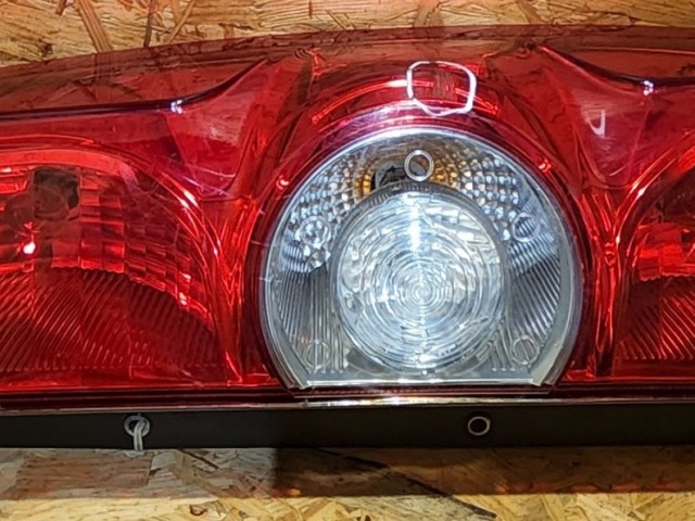 23665 Fiat Doblo 2009-2015 jobb hátsó lámpa, felnyíló ajtós kivitelhez, a képen látható sérüléssel 51830564