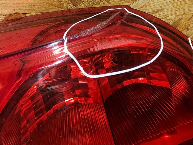 23665 Fiat Doblo 2009-2015 jobb hátsó lámpa, felnyíló ajtós kivitelhez, a képen látható sérüléssel 51830564