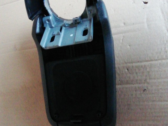 143873 Fiat Bravo 2007-2014 fekete szövet könyöklő, a képen látható szakadással, kopással