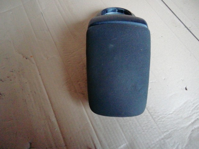 143874 Fiat Bravo 2007-2014 fekete szövet könyöklő, a képen látható szakadással, kopással