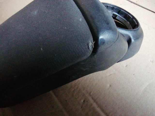 143874 Fiat Bravo 2007-2014 fekete szövet könyöklő, a képen látható szakadással, kopással