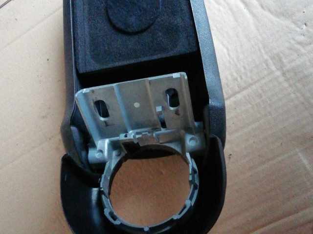 143874 Fiat Bravo 2007-2014 fekete szövet könyöklő, a képen látható szakadással, kopással