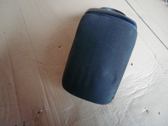 143877 Fiat Bravo 2007-2014 fekete szövet könyöklő, a képen látható szakadással, kopással