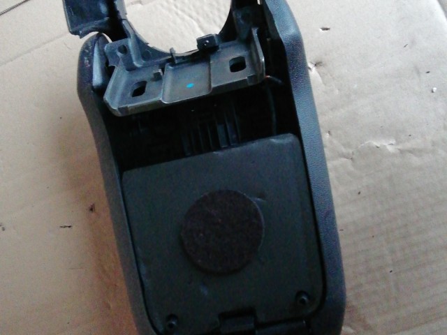 143877 Fiat Bravo 2007-2014 fekete szövet könyöklő, a képen látható szakadással, kopással