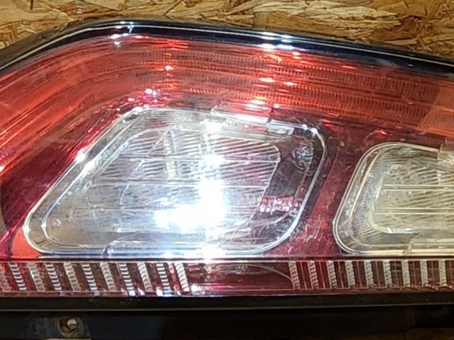 157724 Fiat Punto Evo 2009-2011 bal hátsó Lámpa, a képen látható sérüléssel 