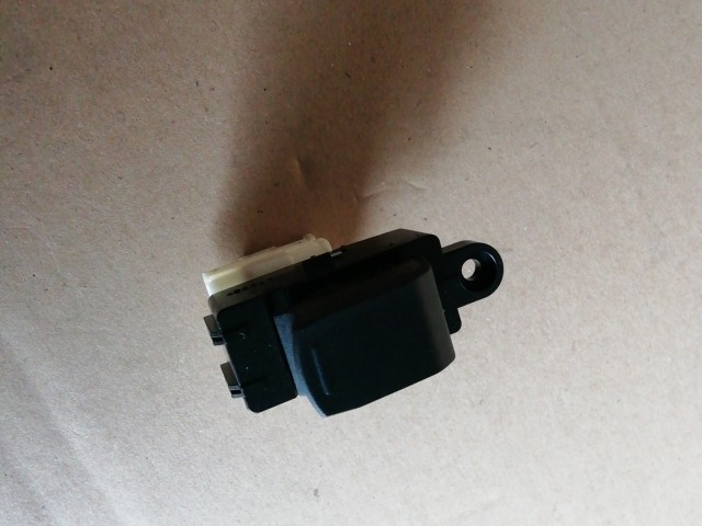 143995 Suzuki Swift 2017- jobb hátsó ablakemelő kapcsoló