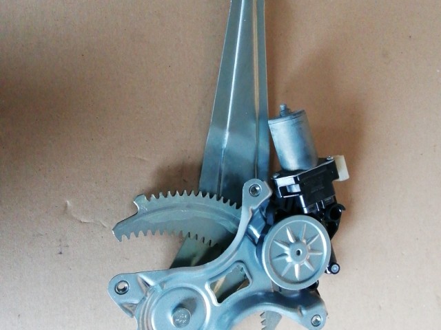 Suzuki Swift 2017- jobb hátsó elektromos ablakemelő 8353061M00