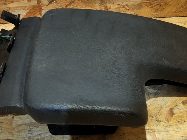 67526 Alfa Romeo 159 2005-2011 fekete színű bőr könyöklő fedél  