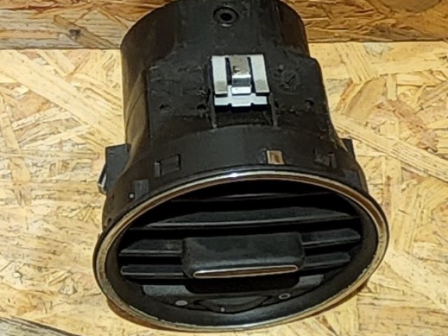 Fiat Bravo 07- levegő beömlő a könyöklő alatt 735440703