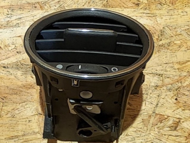 Fiat Bravo 07- levegő beömlő a könyöklő alatt 735440703