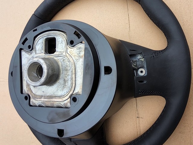 Fiat 500 2007-2015 gyári új fekete bőr kormánykerék, hátsó kapcsoló kivágással 71752555