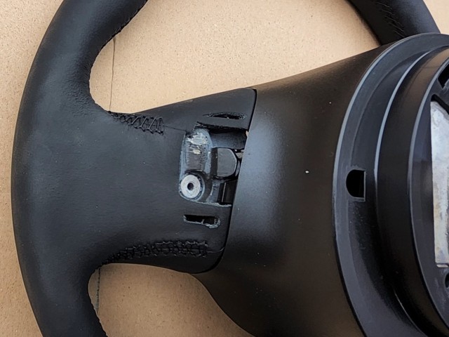 Fiat 500 2007-2015 gyári új fekete bőr kormánykerék, hátsó kapcsoló kivágással 71752555