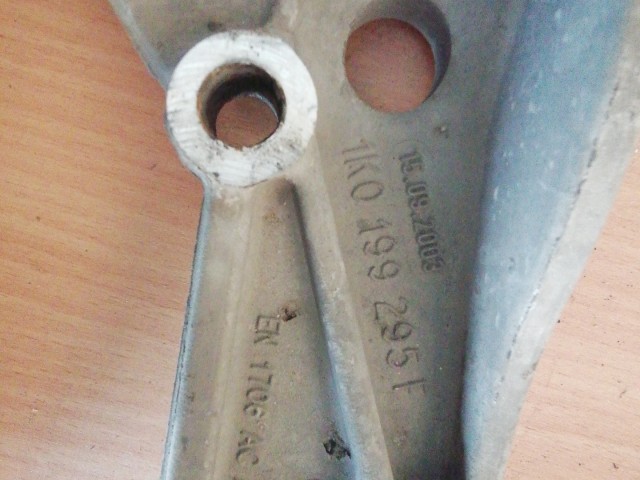 Volkswagen Touran 2005-2008 bal első lengőkar tartó  1K0199295F