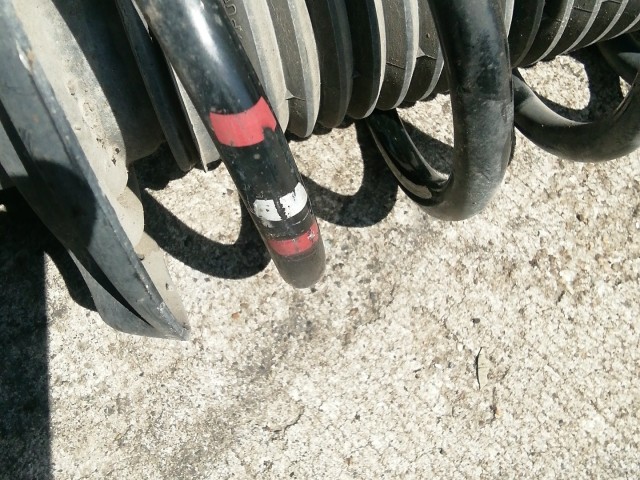 Volkswagen Touran 2005-2008 1,9 8v Diesel bal első lengéscsillapító Piros Fehér Piros színjelőlésű rugóval 1K0400053CD