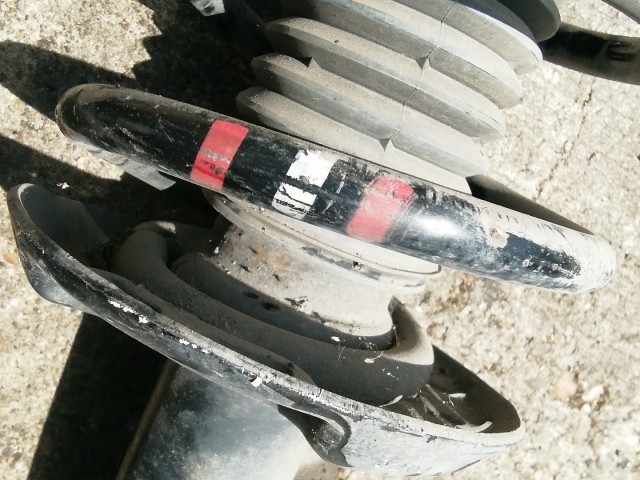 Volkswagen Touran 2005-2008 1,9 8v Diesel jobb első lengéscsillapító Piros Fehér Piros színjelőlésű rugóval 1K0400054CD