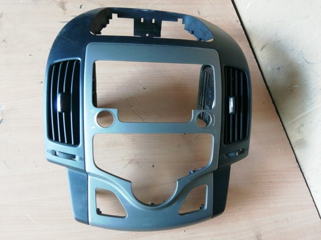 126784 Hyundai I 30 2008-2012 közép levegőbemlő 