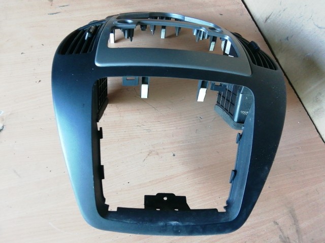 126784 Hyundai I 30 2008-2012 közép levegőbemlő 