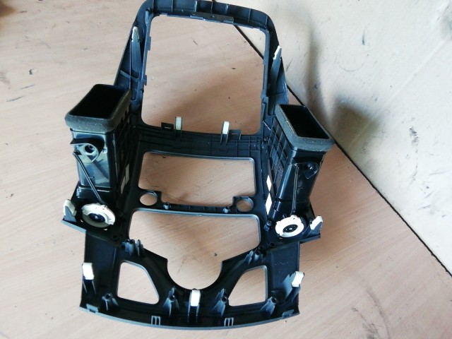 126784 Hyundai I 30 2008-2012 közép levegőbemlő 