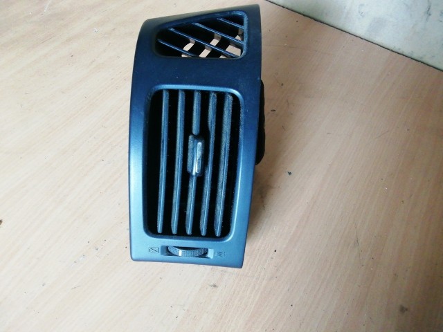 126786  Hyundai I 30 2008-2012 bal oldali levegő beömlő