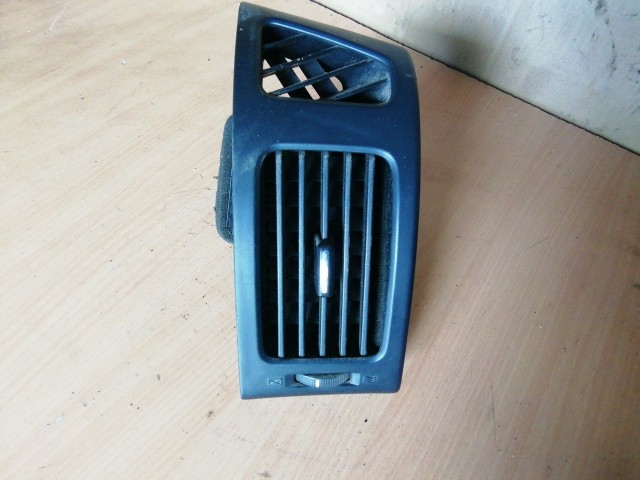 126787 Hyundai I 30 2008-2012 Jobb oldali levegő beömlő