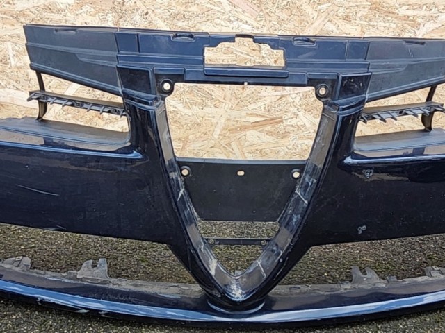 171272 Alfa Romeo 159 2005-2011 első lökhárító, a képen látható sérüléssel