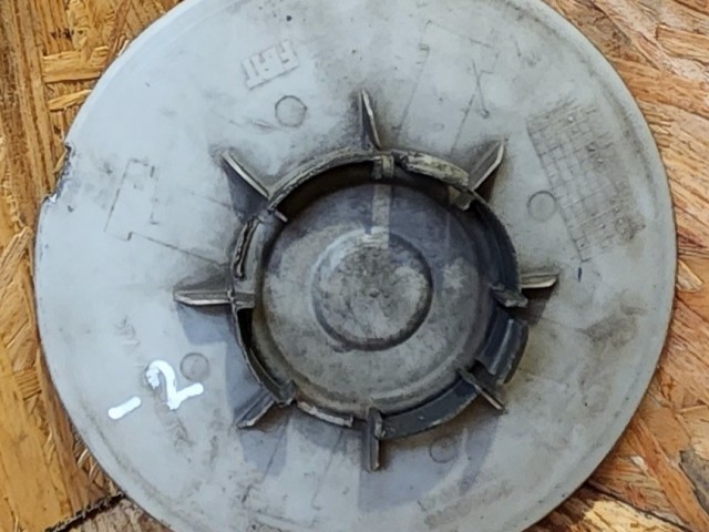 171899 Fiat Bravo 2007-2014 Felni közép kupak , a képen látható 3 rögzítő fűl töréssel!!!!!