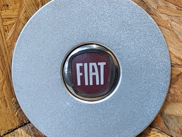 171899 Fiat Bravo 2007-2014 Felni közép kupak , a képen látható 3 rögzítő fűl töréssel!!!!!