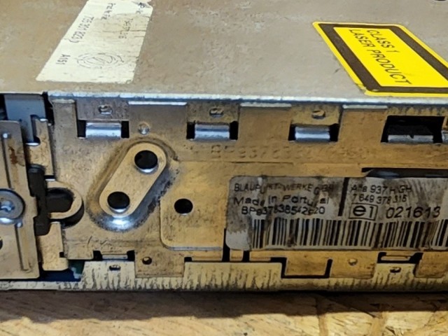 171935 Alfa Romeo 147 2000-2010 Blaupunkt Cd-s rádió, jobb szélén pici törés!!!  735301823 