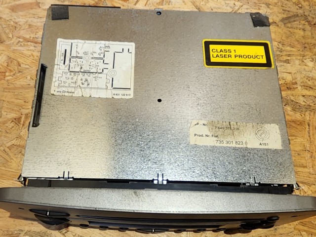 171935 Alfa Romeo 147 2000-2010 Blaupunkt Cd-s rádió, jobb szélén pici törés!!!  735301823 