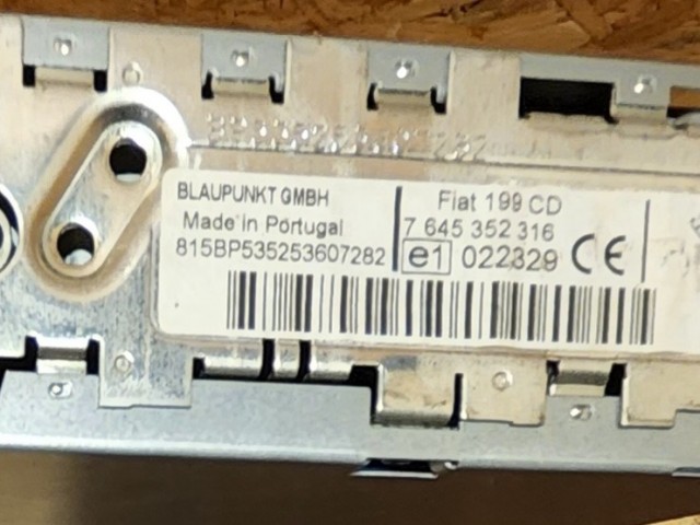 171965 Fiat Grande Punto Blaupunkt Cd-s rádió, egy hiányzó, és kopott gombokkal!!!!