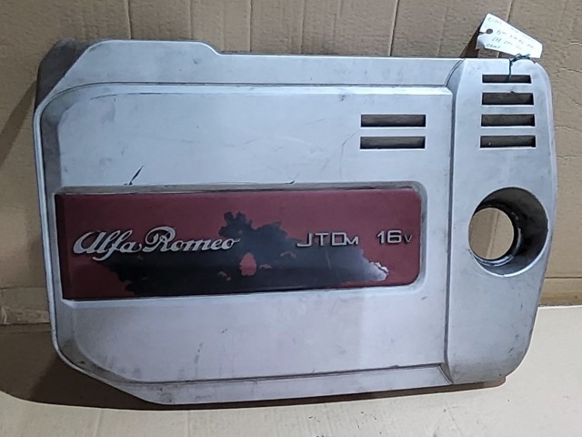 10913 Alfa Romeo 159 1,9 16v Diesel felső motorburkolat, a képen látható sérüléssel!