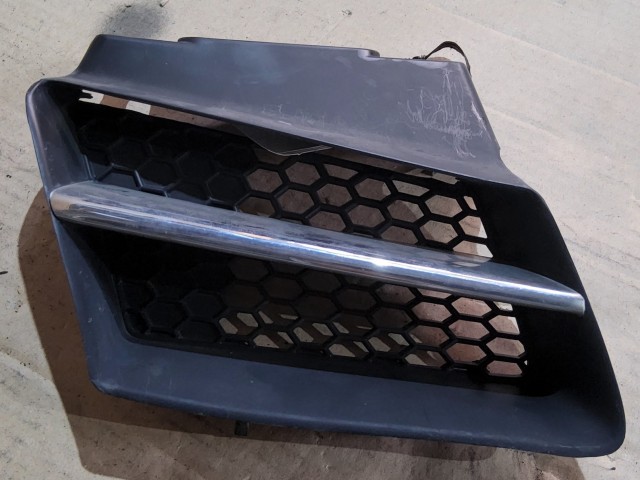 133882 Alfa Romeo 156 FL 2003-2005 jobb első felső díszrács, a képen látható sérüléssel 156044880