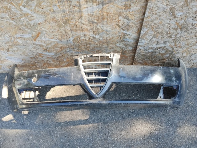 168573 Alfa Romeo 159 fényszórómosó helyes első lökhárító, a képen látható sérüléssel