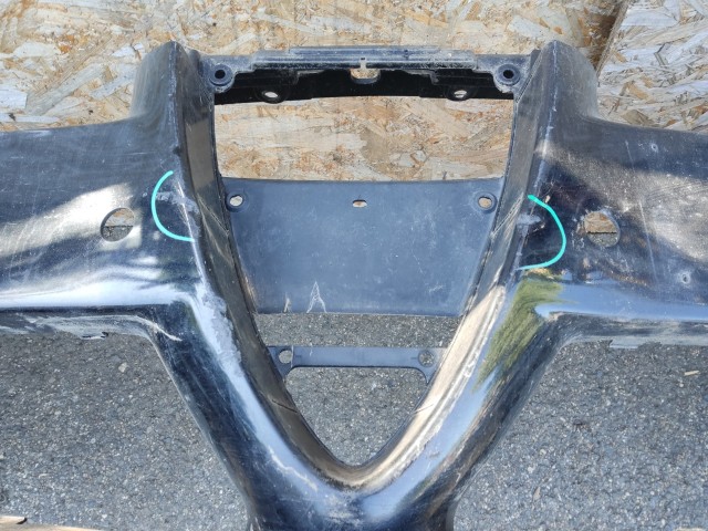 168574 Alfa Romeo 159 első parkszenzoros , fényszórómosó helyes lökhárító, a képen látható sérüléssel