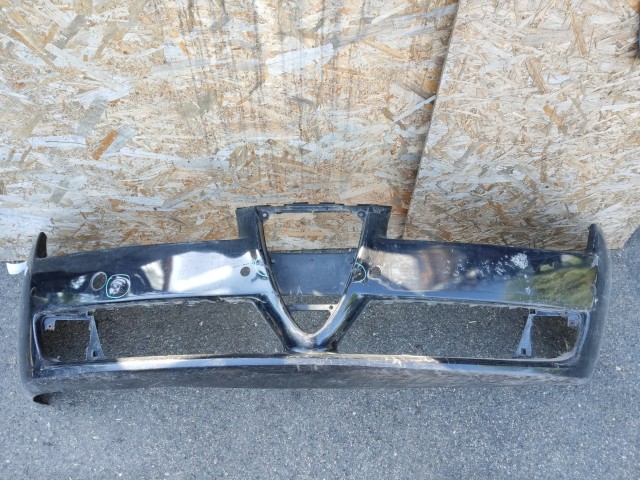 168574 Alfa Romeo 159 első parkszenzoros , fényszórómosó helyes lökhárító, a képen látható sérüléssel