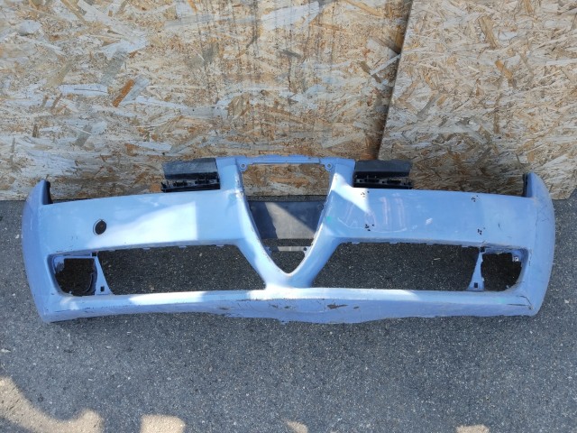 168575 Alfa Romeo 159 első lökhárító, alap kivitel ( nem mosós, nem Pdc-s) a képen látható sérüléssel