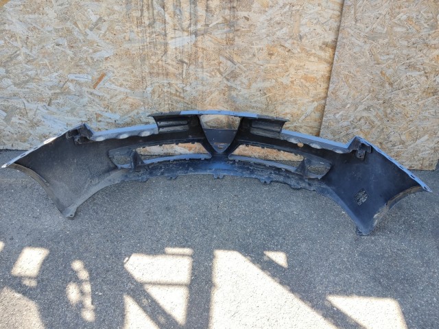 168576 Alfa Romeo 159 első lökhárító, alap kivitel ( nem mosós, nem Pdc-s) a képen látható sérüléssel