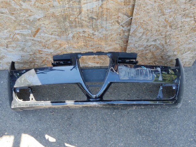 163109 Alfa Romeo 159 első lökhárító, alap kivitel ( nem mosós, nem Pdc-s) a képen látható sérüléssel