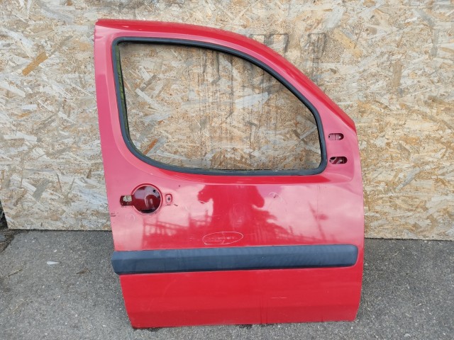 167279 Fiat Doblo 2000-2009  Piros színű jobb első ajtó, a képen látható sérüléssel 51847704