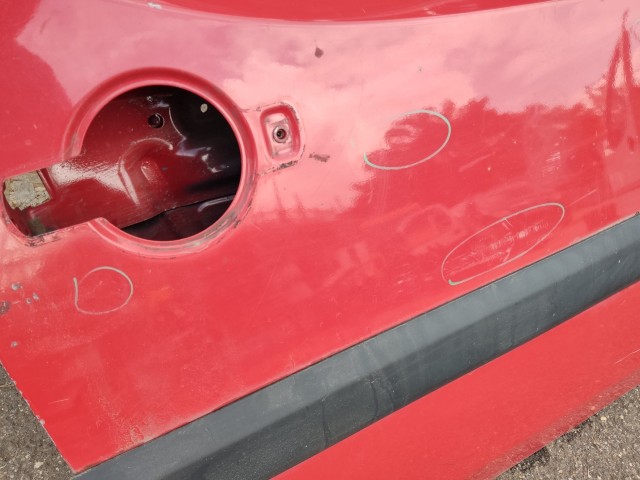 167279 Fiat Doblo 2000-2009  Piros színű jobb első ajtó, a képen látható sérüléssel 51847704