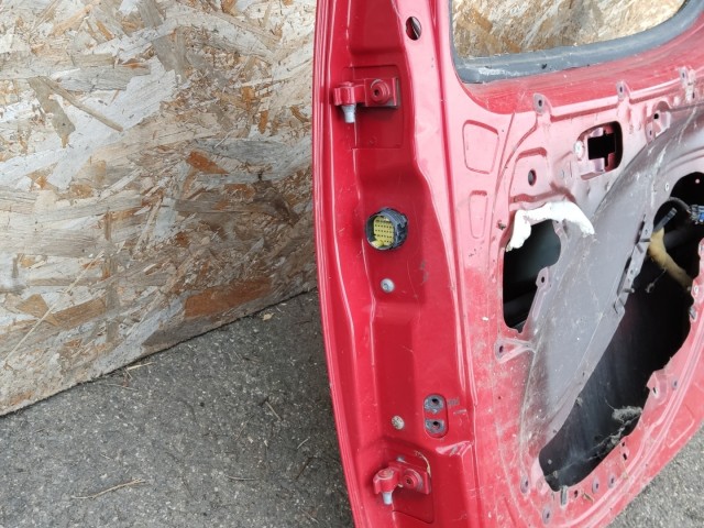 167279 Fiat Doblo 2000-2009  Piros színű jobb első ajtó, a képen látható sérüléssel 51847704